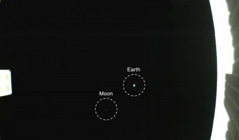 100만km 밖에서 찍은 지구와 달