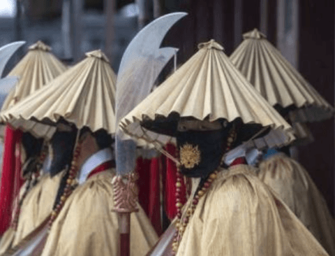 조선시대 전통 비옷 입은 경복궁 수문장