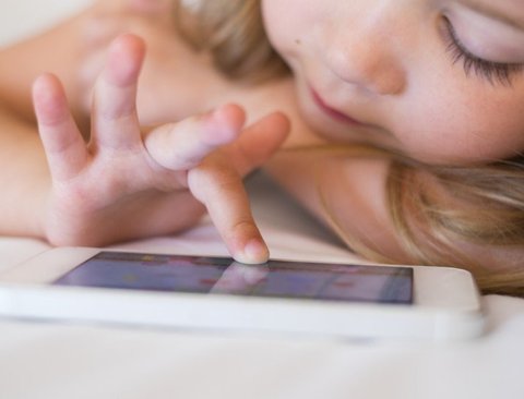 스마트폰에 중독 된 부모, 내 아이에게 영향은?