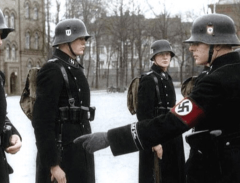 나치 군복이 멋있어 보이는 이유는.jpg