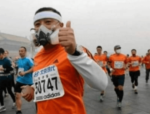 최악의 스모그에도 마라톤 대회 참가한 사람들
